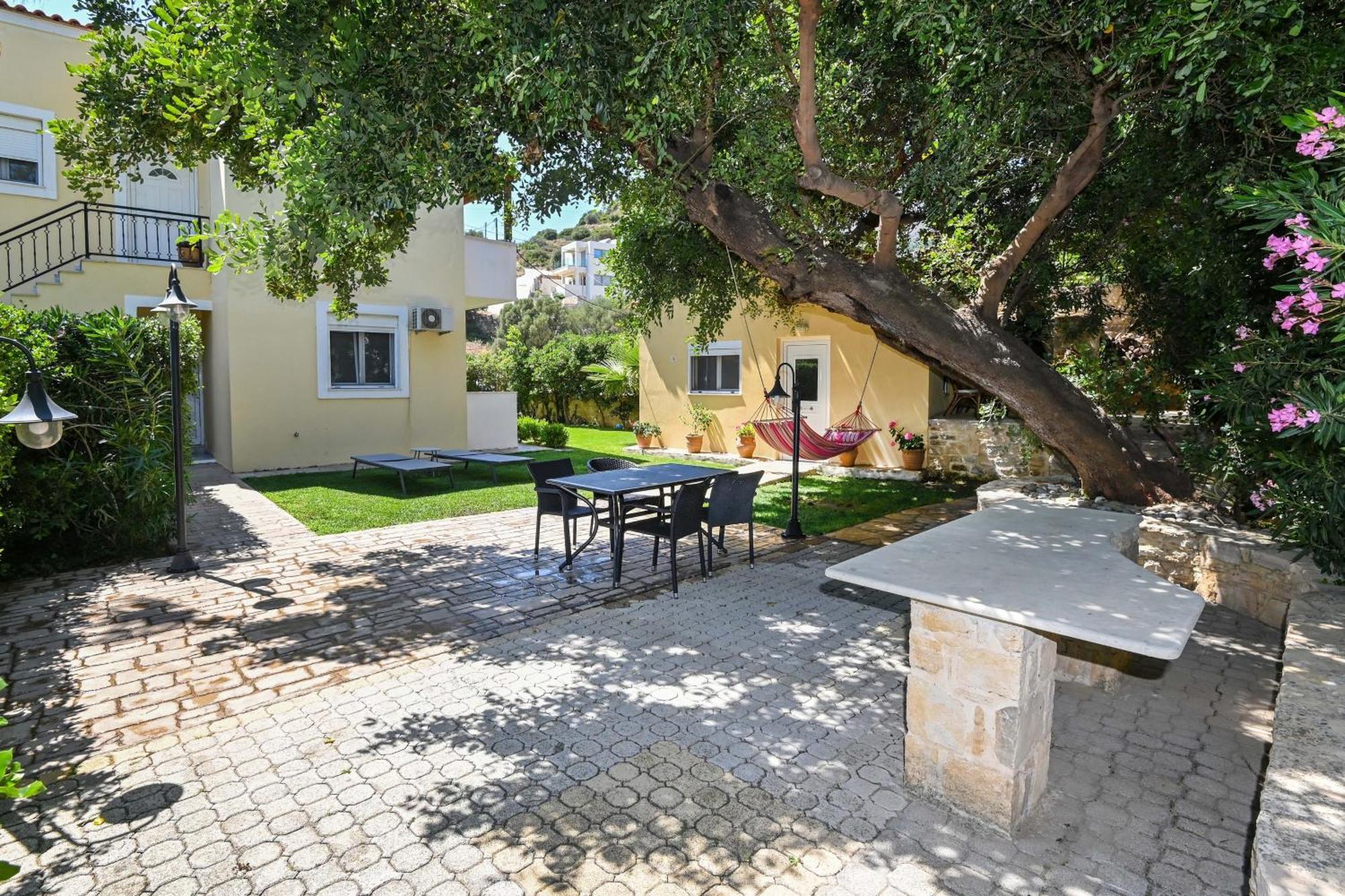 Charalampos Plakiás Exterior foto
